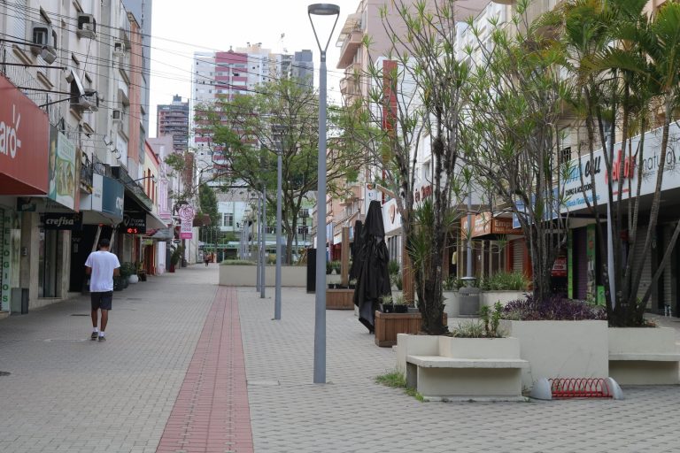 Prefeito Luís Carlos Busato anuncia que os comércios fecharão aos domingos