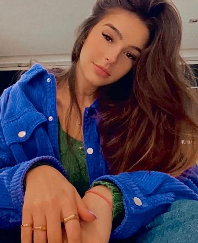 Influencer Maria Feltrim eterniza no corpo homenagem aos pais | Real News