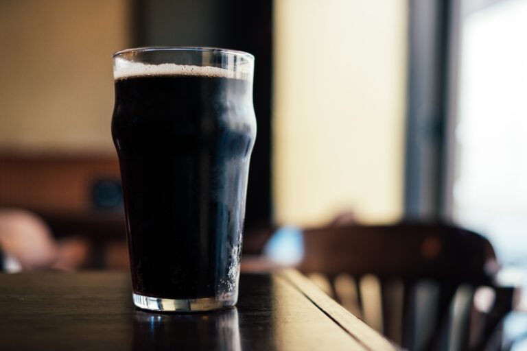 A bebida preta pintada de diversão: Malzbier