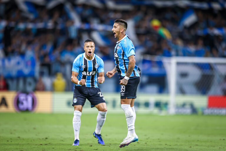 Grêmio e Santos se enfrentam em duelo direto contra o Z-4 na 7ª rodada do Brasileirão, saiba onde acompanhar