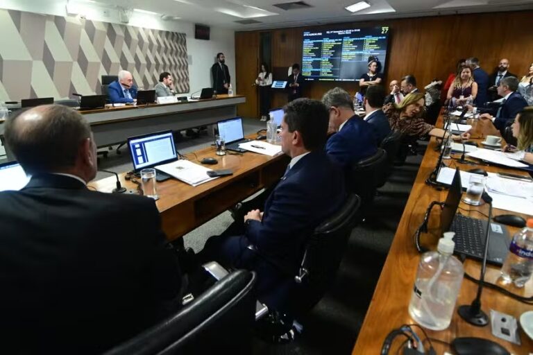 Senado aprova novo Código Eleitoral com voto impresso e mudanças na Ficha Limpa