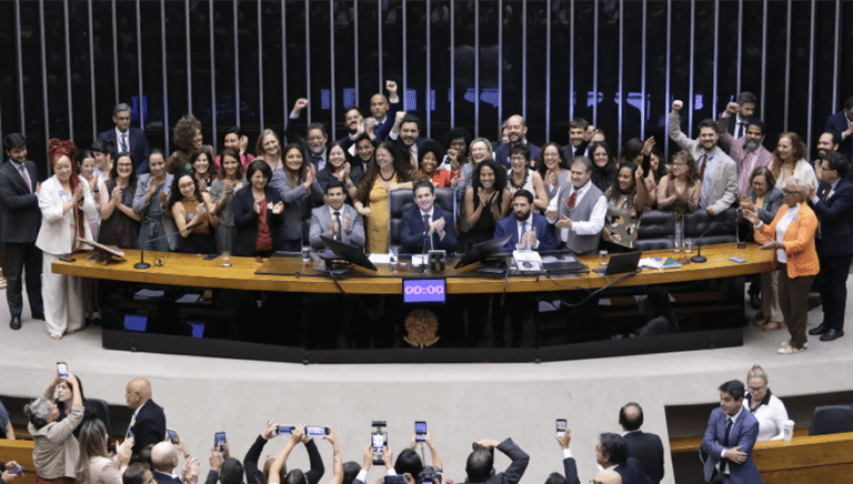 Câmara aprova projeto que cria regras contra crimes digitais envolvendo crianças e adolescentes