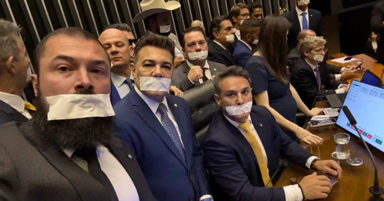 Congresso trava debate sobre anistia a Bolsonaro; governo e STF se posicionam contra