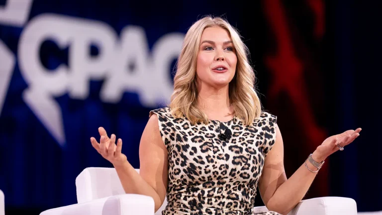 Secretária de imprensa da Casa Branca diz que Trump pode usa poder econômico e militar