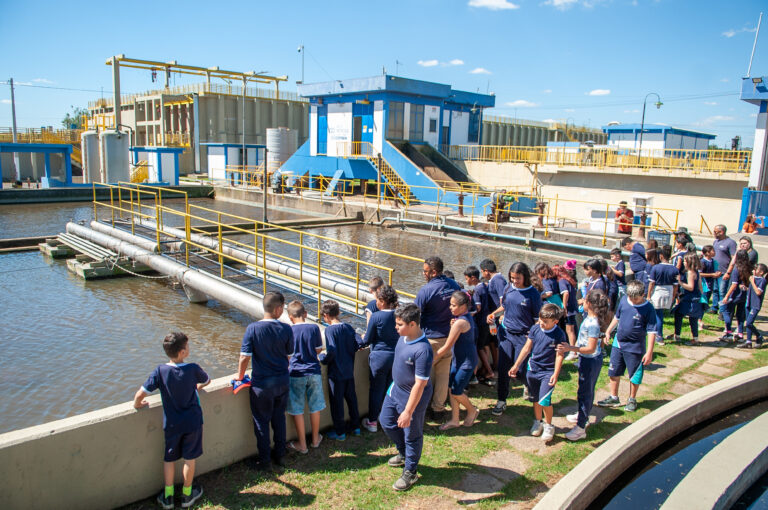 Alunos da EMEF Pinto Bandeira aprendem sobre tratamento de água em visita à Corsan