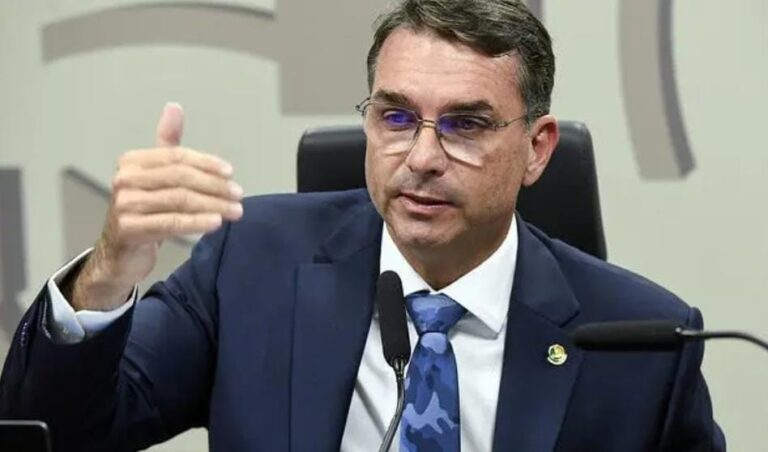 Entre a ‘inveja’ e a ironia: Flávio Bolsonaro e a arte de virar o jogo político