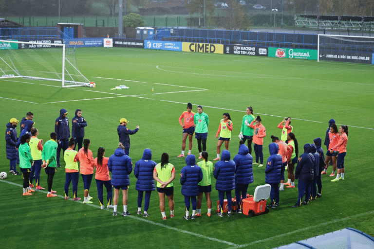 Brasil inicia preparação na Inglaterra para amistoso contra as donas da casa