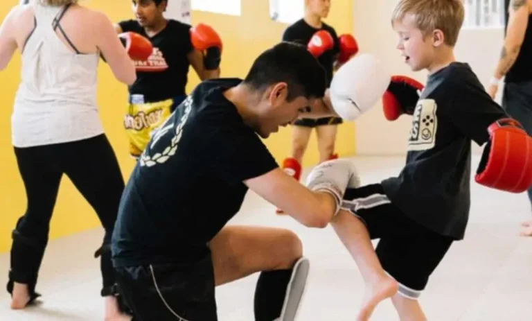 Gravataí inaugura novo núcleo esportivo com aulas gratuitas de muay thai para adultos