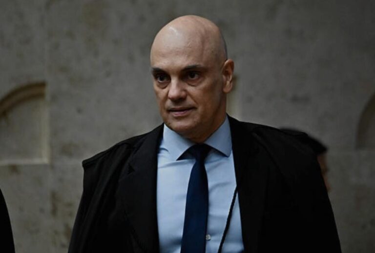 Ministro Alexandre de Moraes solicita manifestação sobre prisão de Eduardo Bolsonaro