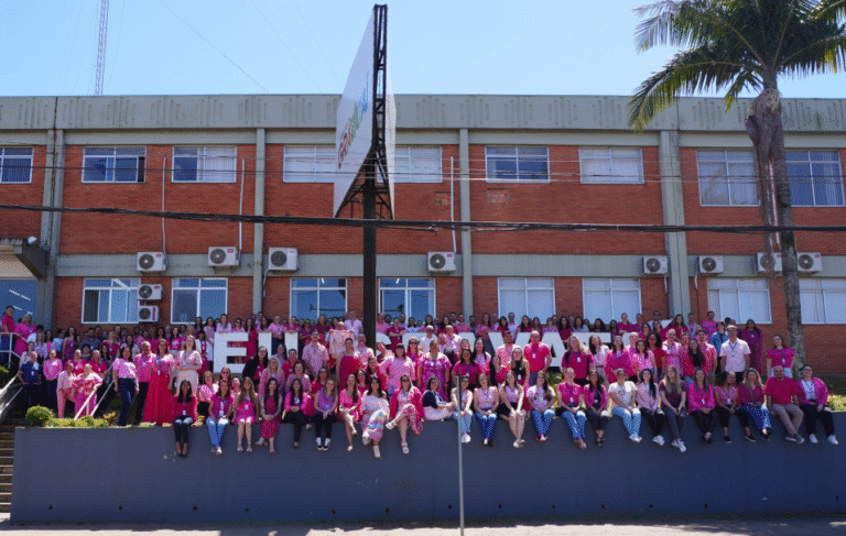 Servidores de Gravataí vestem rosa em apoio à campanha Outubro Rosa e promovem ação solidária