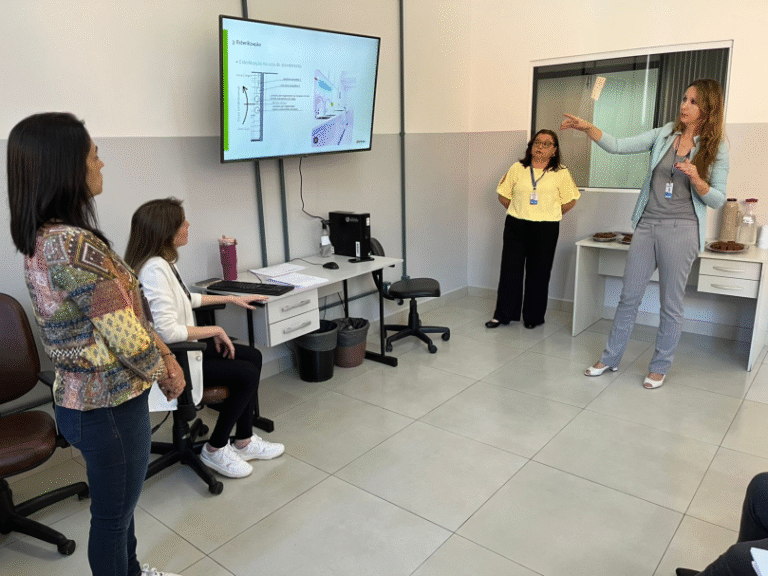 Profissionais de odontologia e estética participam do 3º encontro do “Dialogando com a Vigilância Sanitária” em Gravataí