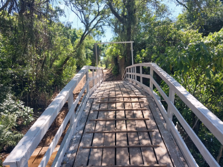 Prefeitura de Gravataí reconstrói pontilhão do Arroio Barnabé na Rua 13 de Novembro