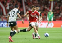 Com um a mais, Inter empata sem gols com o Galo no Beira-Rio e segue pressionado no Brasileirão