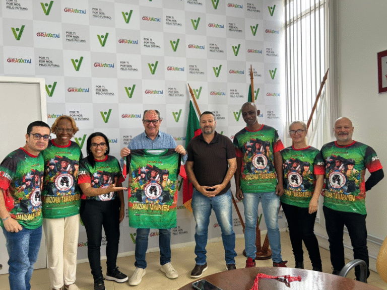 Acadêmicos de Gravataí apresenta projeto do Carnaval 2026 ao prefeito Luiz Zaffalon