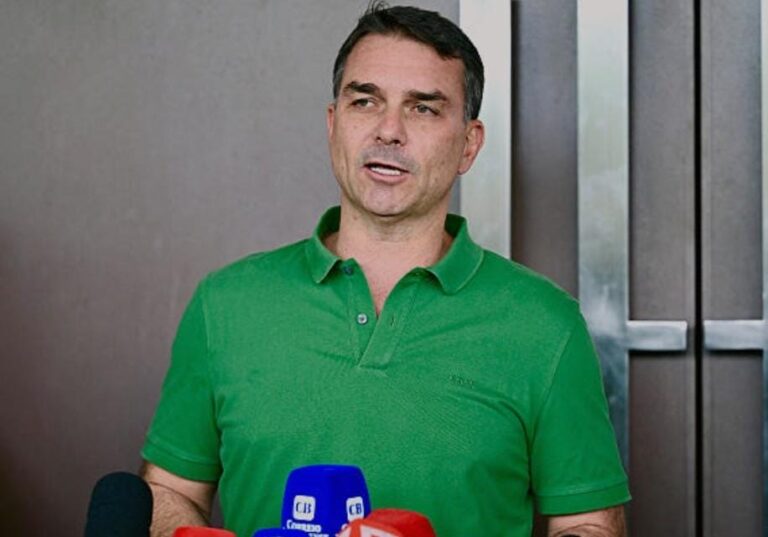 Flávio Bolsonaro explica o motivo do rompimento da tornozeleira de Jair