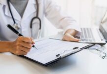 Desmentindo boatos: CFM garante a continuidade dos atestados em papel