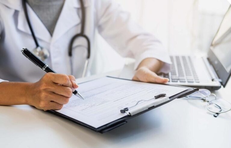 Desmentindo boatos: CFM garante a continuidade dos atestados em papel