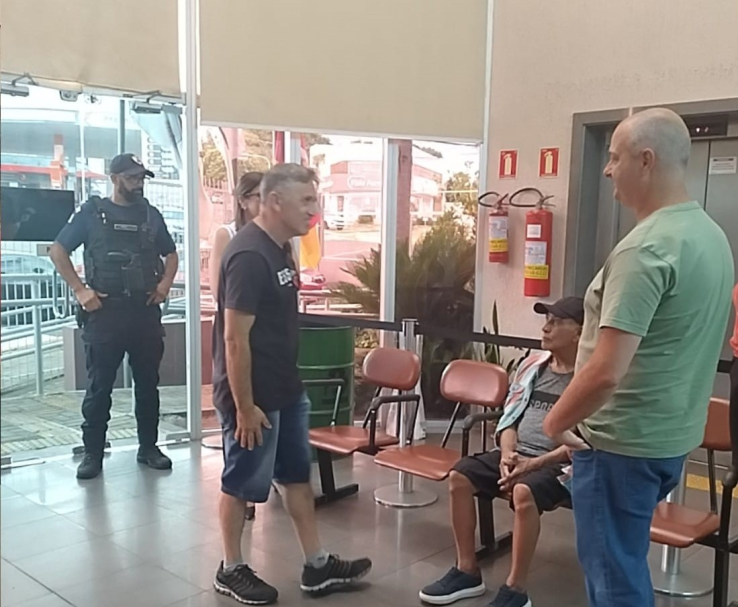 Guarda Municipal de Gravataí auxilia idoso desorientado e garante reencontro com familiar