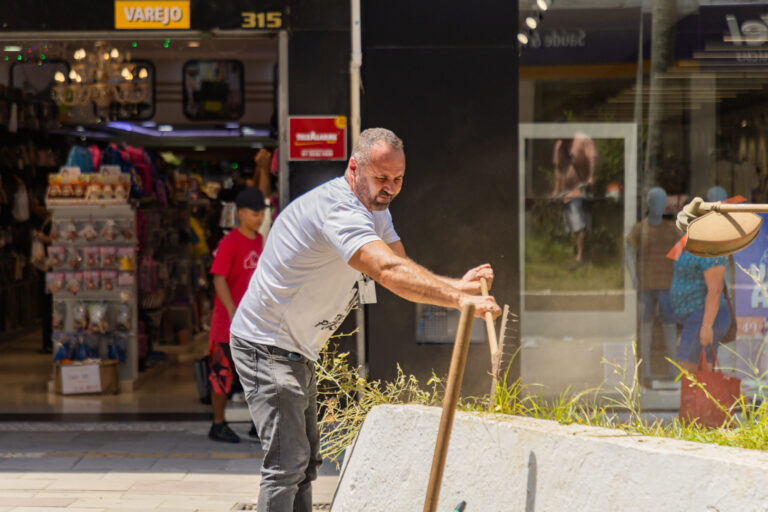 Subprefeitura Centro realiza ação de limpeza e manutenção no Calçadão de Canoas