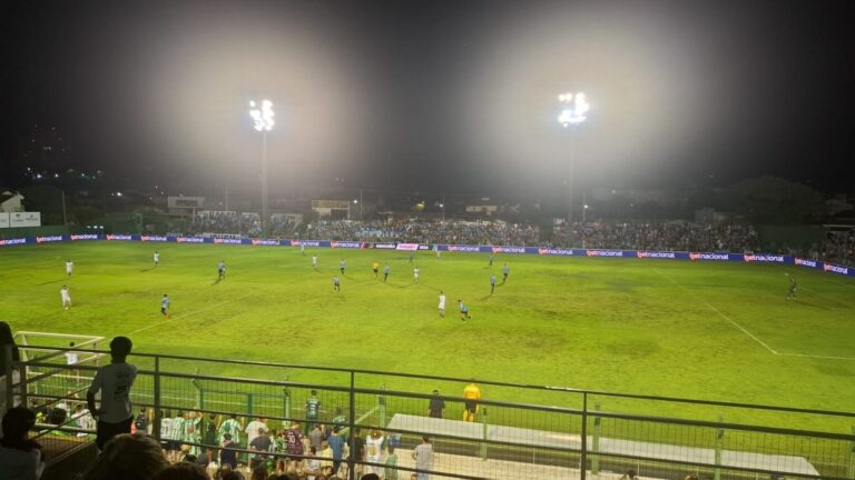 Se não consegue cuidar do gramado, não poderia disputar campeonato