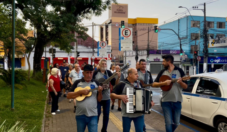 Terno de Reis percorre as ruas de Gravataí e reforça fé, memória e tradição cultural