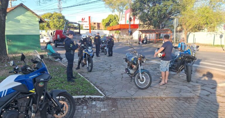 Operação Sem Escape recolhe sete veículos com escapamentos adulterados no bairro Rio Branco, em Canoas