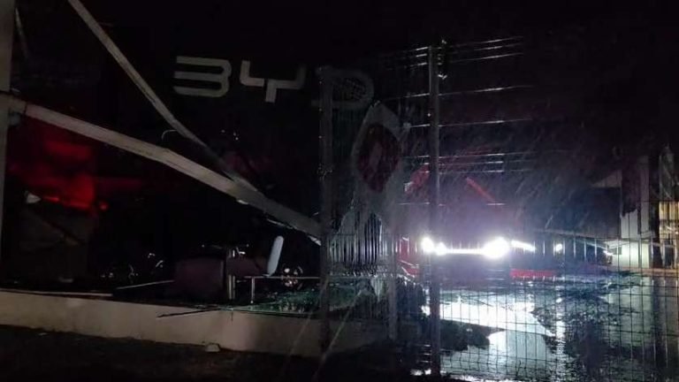 Temporal provoca estragos em Osório, derruba árvores e postes e deixa veículos danificados