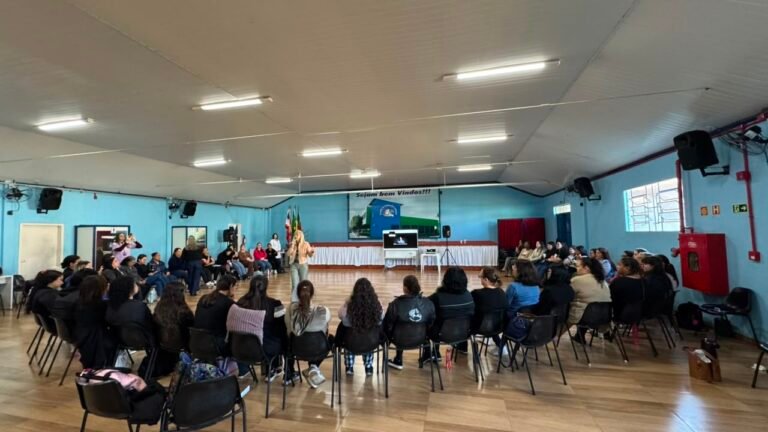 Palestra orienta servidoras de escola de Canoas sobre prevenção à violência a mulher
