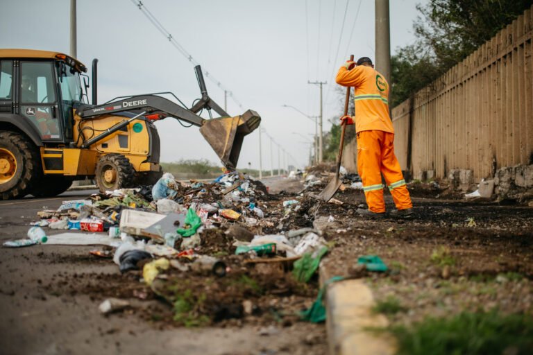 Canoas reforça limpeza urbana e retira toneladas de resíduos