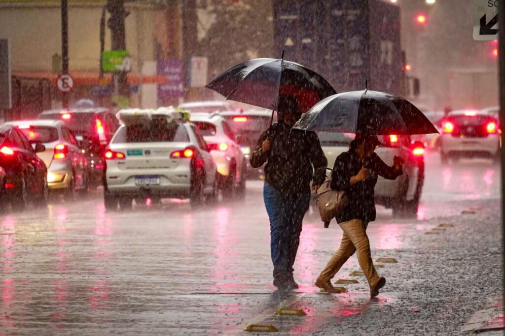 Defesa Civil alerta para rajadas de vento acima de 80 km/h em Porto Alegre até domingo