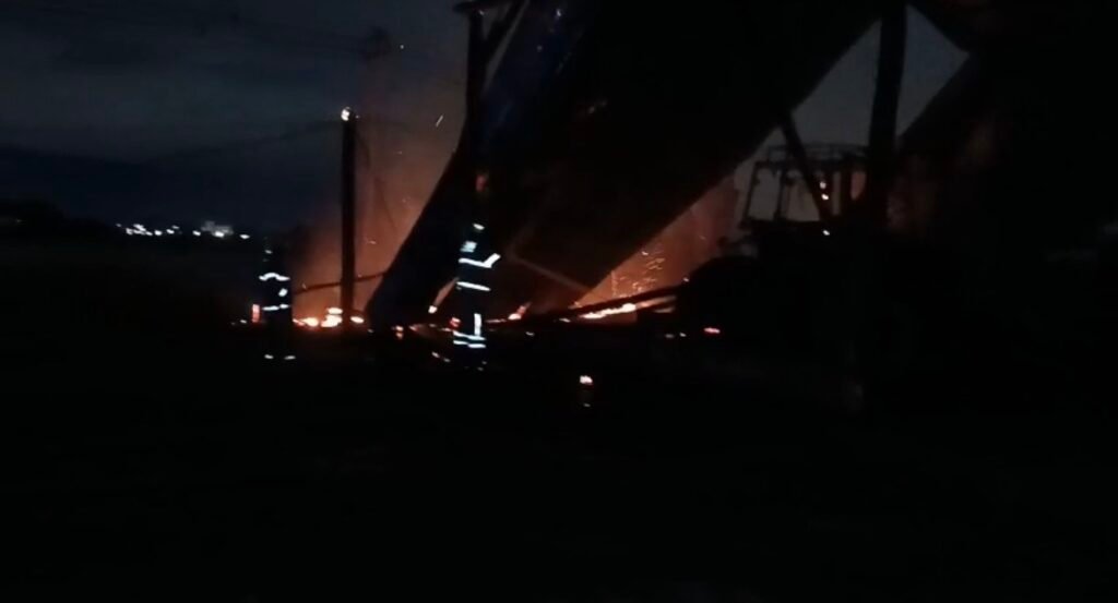 Incêndio destrói galpão com equipamentos agrícolas em Canoas