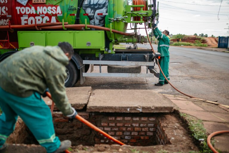 Canoas inicia mutirão para limpar drenagem e reduzir risco de alagamentos