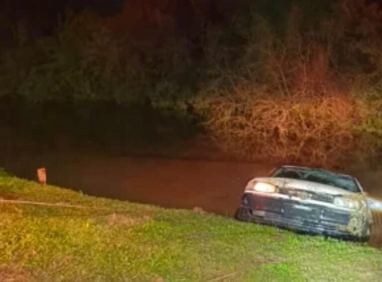 Casal morre após carro cair em córrego de até 5 metros de profundidade em Dom Pedrito