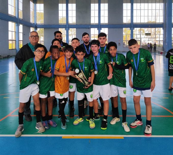 Copa da Amizade reúne atletas do futsal de base e arrecada alimentos em Gravataí